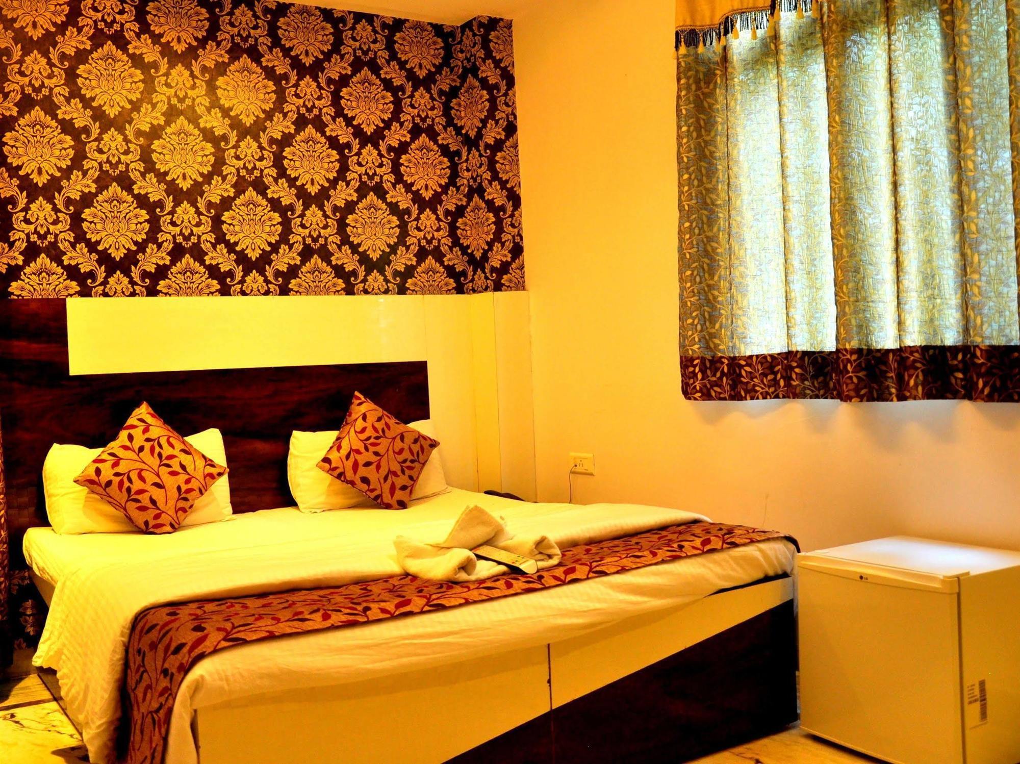 Akash Continental Hotel Rishikesh Exterior photo